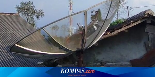 Akibat Rem Blong, Motor Tersangkut di Atap Rumah