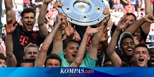 Bayern Muenchen Juara Bundesliga: Angkat Trofi Palsu, Dihujani Siulan