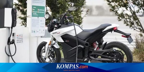 Begini Cara Benar Cas Baterai Motor Listrik Biar Enggak Kembung