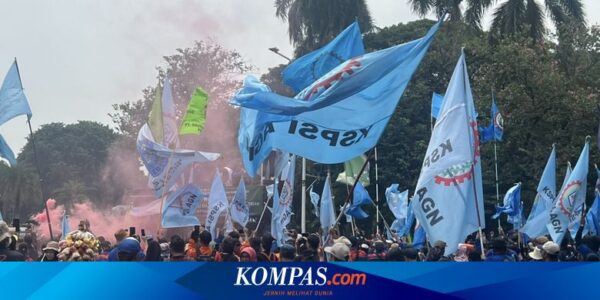 Jokowi di NTB Saat Massa Buruh Aksi “May Day” di Istana