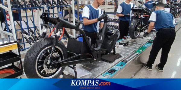 Jokowi Sebut Produksi Motor Listrik Masih Jauh dari Kapasitas