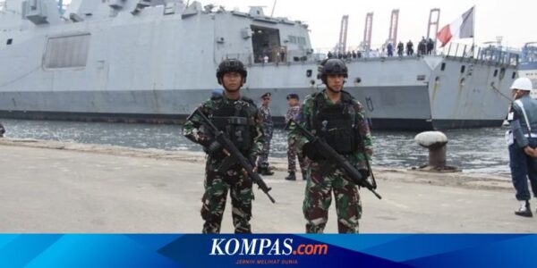 Kapal Perang Perancis FREMM Bretagne D655 Bersandar di Jakarta, Prajurit Marinir Berjaga