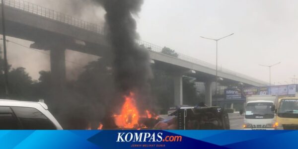 Kecelakaan Mobil Terbakar di Tol Jakarta-Cikampek, Imbas Pecah Ban
