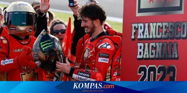 Momen Bagnaia Juara MotoGP: Sapa Fan, Aksi “Dunk”, Pelukan dari Martin