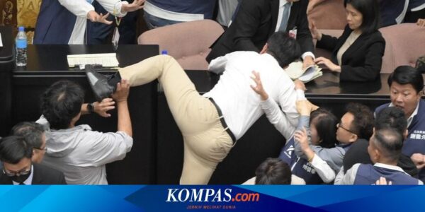 Saat Anggota Parlemen Taiwan Adu Jotos di Tengah Rapat…