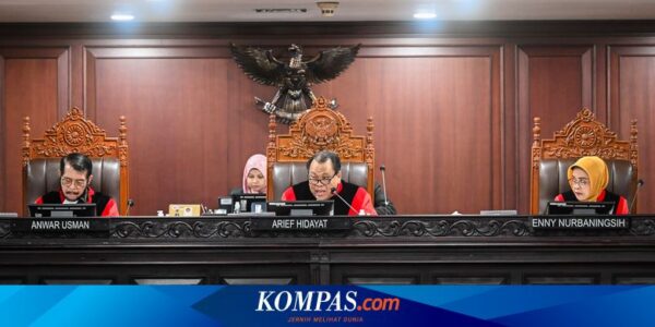 Sidang Sengketa Pileg, Hakim MK Heran Tanda Tangan Surya Paloh Berbeda