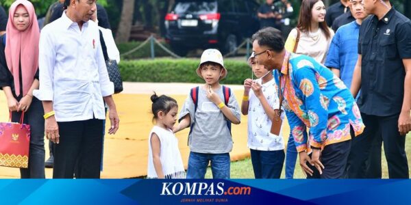 Di Tengah Rakernas PDI-P, Jokowi Liburan ke Borobudur Bareng Anak-Cucu