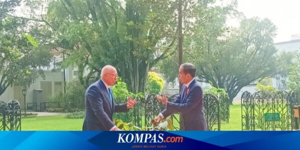 Jokowi Ajak Gubernur Jenderal Australia Tanam Pohon di Bogor