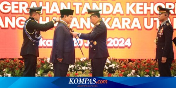 Kapolri Sematkan Tanda Kehormatan Bintang Bhayangkara Utama ke Prabowo