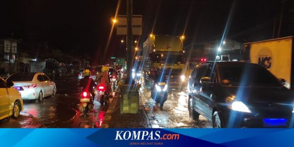 Pantura Sayung Banjir Rob, Ingat Batas Aman Mobil Terjang Genangan Air