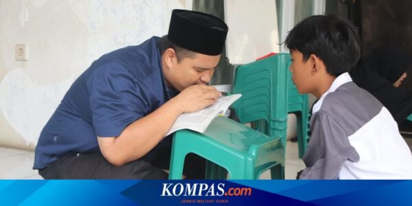 Punya Keterbatasan Melihat, Ustaz Ini Dedikasikan Hidupnya Mengajar Anak-anak Selama 19 Tahun