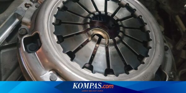 Sebab Munculnya Bau Gosong Saat Mobil Manual Lewati Tanjakan