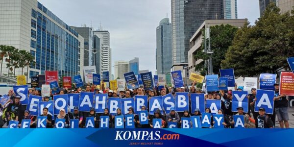 Massa Suarakan Sekolah Bebas Biaya di CFD Thamrin