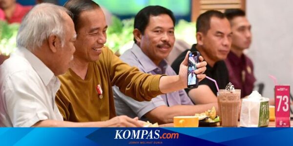 Momen Jokowi “Ngevlog” Sambil Cicipi Mi Pedas di Semarang