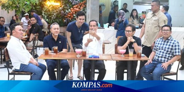 Momen Jokowi Sapa Warga hingga Minum Es Teh di Mal Kota Palangkaraya