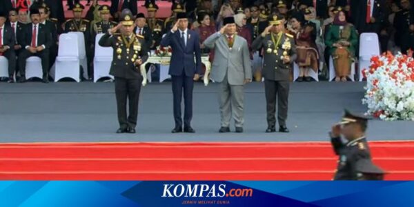 Momen Prabowo Dampingi Jokowi Saksikan Defile Bersama di HUT Bhayangkara