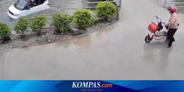 Video Mobil Listrik Mini Wuling EV Tercebur ke Kali, Malah Mengambang