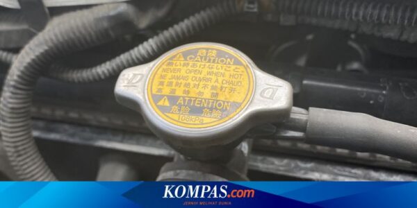 Begini Cara Isi Air Radiator Saat Mobil Mengalami Overheat