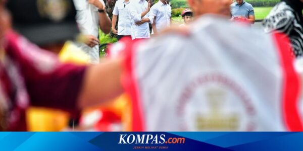 Jokowi Bagikan Sembako di Yogyakarta Saat PDI-P Gelar Rakernas di Jakarta