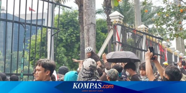 Mahasiswa Juga Jebol Gerbang Belakang Gedung DPR RI, Langsung Sindir Polisi