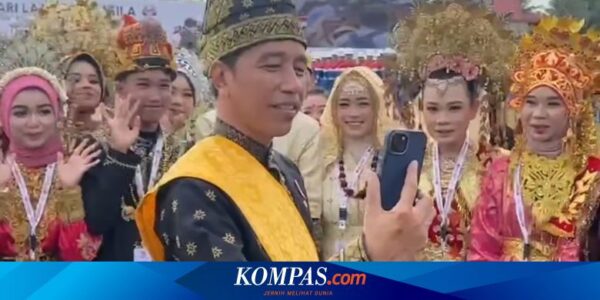 Momen Jokowi “Nge-Vlog” Pakai Baju Adat Jelang Upacara di Riau