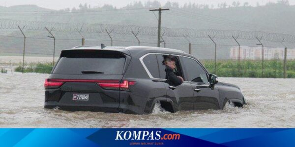 Momen Kim Jong Un Terjang Banjir Naik SUV