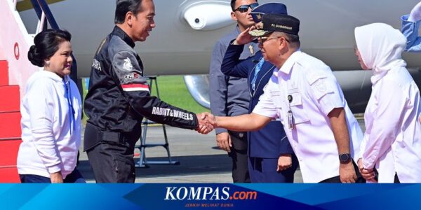 Tampil Kasual, Jokowi Pakai Jaket “Riding”, Iriana Kenaikan Hoodie saat Tiba di Kaltim