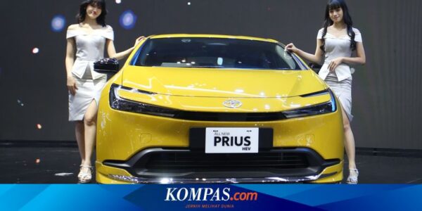 Toyota Prius Resmi Meluncur, Harga Tempel Innova Zenix