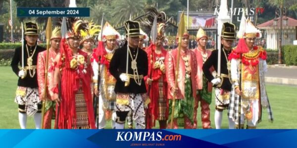 Defile Pasukan Warnai Penyambutan Paus Fransiskus di Istana Merdeka