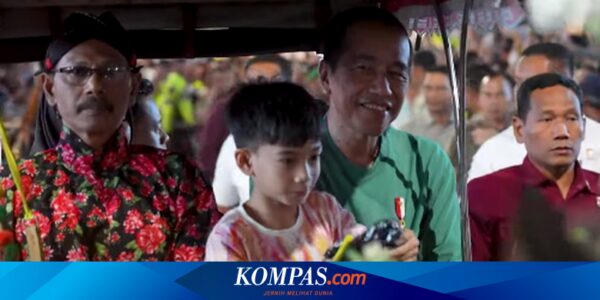 Diajak Jokowi Keliling Malioboro, Jan Ethes Bagi-bagi Kaus ke Warga