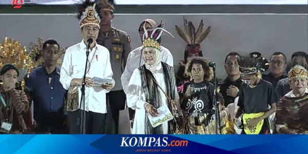 Jokowi Beri Kuis, Anak-anak Papua Rebutan Saat Ditantang Menghafal Pancasila