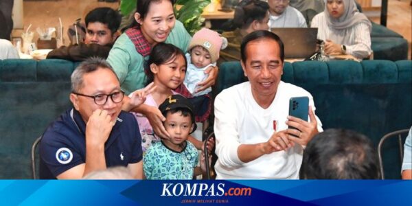 Jokowi “Ngevlog” Bareng Zulhas Sambil Panen Kopi di Lampung Barat