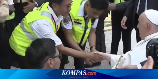 Kala Paus Fransiskus Tak Ragu Ajak Petugas Bandara Bersalaman…