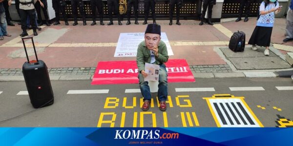 Kominfo Didemo 13 LSM, Budi Arie Diminta “Out”, Demonstran Bawa Kloset dan SK Pemecatan