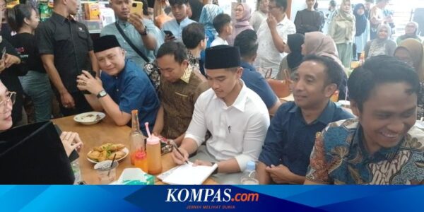 Kunjungi Kantor Muhammadiyah Jakarta, Kaesang Bagi-bagi Buku Tulis ke Pelajar