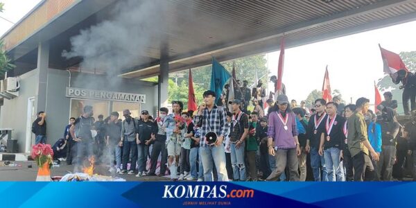 Mahasiswa Bakar Botol hingga Spanduk, Minta Bertemu Pimpinan DPR