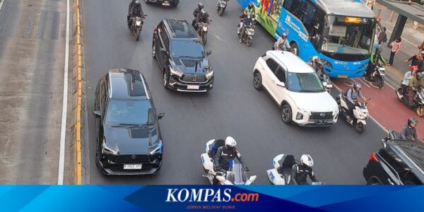 Potret Presiden Jokowi Juga Naik Innova Zenix Hybrid