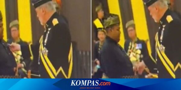 Raja Malaysia Colek Perut Rakyat Saat Upacara, Asisten sampai Tahan Tawa