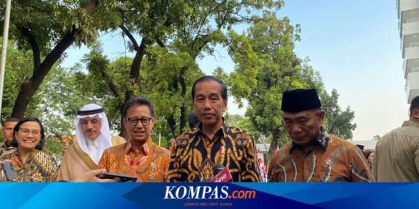 Sembari Angkat Tangan, Jokowi Enggan Tanggapi Soal Wawancara “Settingan”