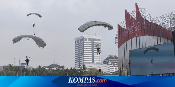 Atraksi Terjun Payung dan Pesawat Tempur di Langit Jakarta Saat Geladi Bersih HUT Ke-79 TNI