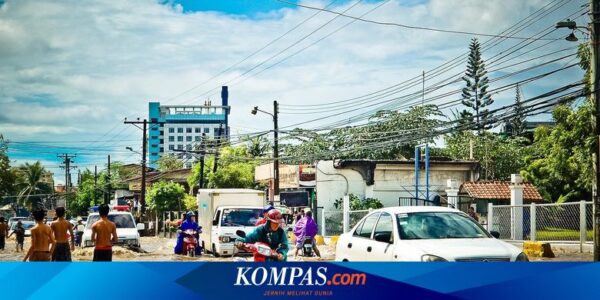 Beli Mobil Baru Langsung Kena Banjir, Perempuan Ini Menangis