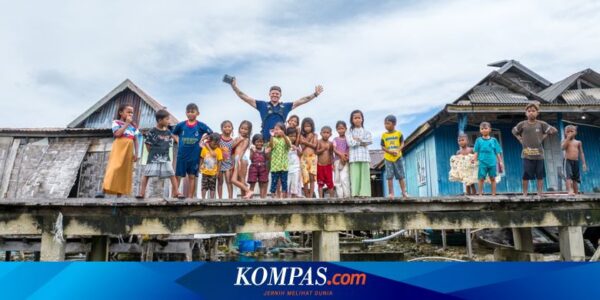 Kisah Bikers Bule Bangun Jembatan Rusak di Kampung Terapung