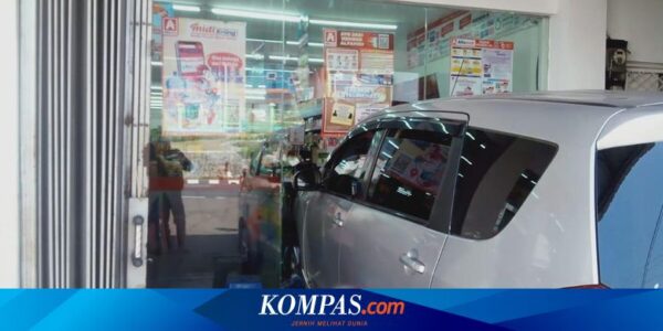 Lupa Pindahkan Persneling, Ertiga Tabrak Minimarket di Puncak Bogor