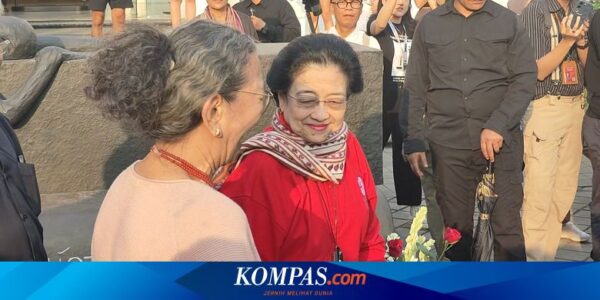 Megawati Beri Bunga Mawar Merah di Monumen Pembantaian Massal 1965-1966