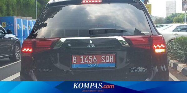 Outlander PHEV Tertangkap Kamera Pakai Pelat Biru, Ini Penjelasan Polisi