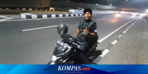 Pria Ini Hampir Ditilang Petugas karena Stut Motor di Jalan Raya