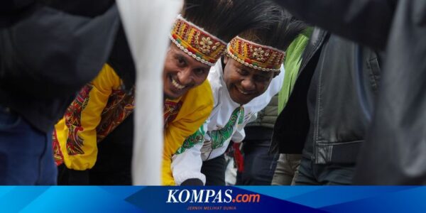 Saat Ratusan Diaspora Indonesia dan Warga Lokal Melbourne Bersama-sama Nyanyikan “Tatinggal di Papua”…