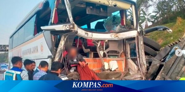 Sopir Mengantuk, Bus Harapan Jaya Tabrak Truk di Tol Batang-Semarang