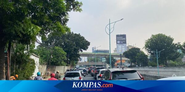 Tips Mengemudikan Mobil Matik Saat Kondisi Jalan Macet