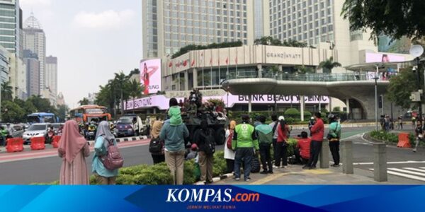 Warga Terpukau Parade Alutsista TNI di Bundaran HI, Lambaikan Tangan dan Teriak Komando